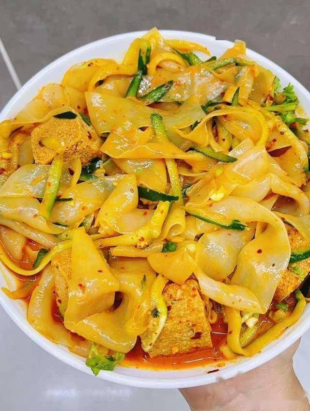 涼皮勁道有秘方，多加這一物，筋道爽滑不發硬，比小吃店的還好吃